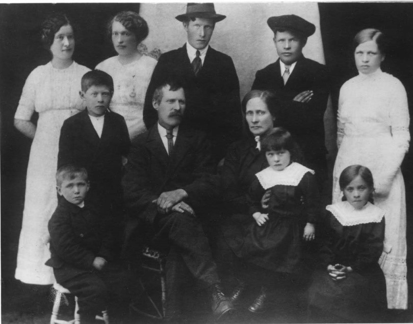 Petter and Emerentse family 1918.jpg